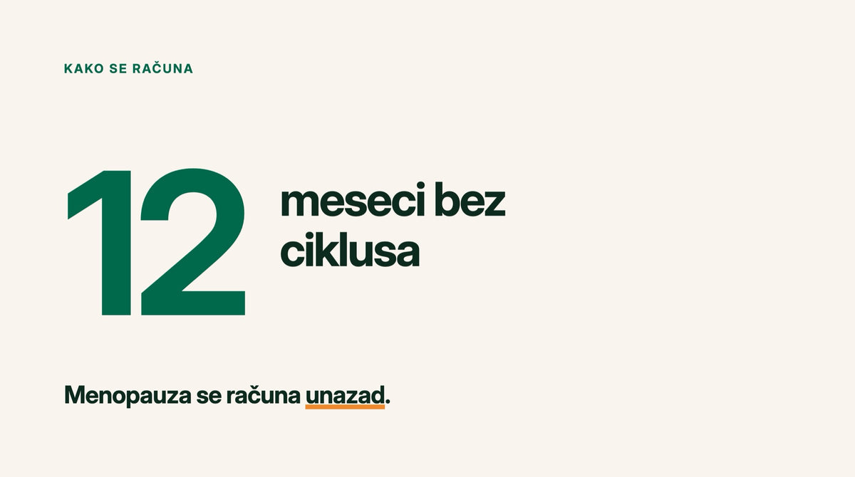 Drvena klupa na keju ujutru, preko naslona prebačen lanen šal, pored njega termos