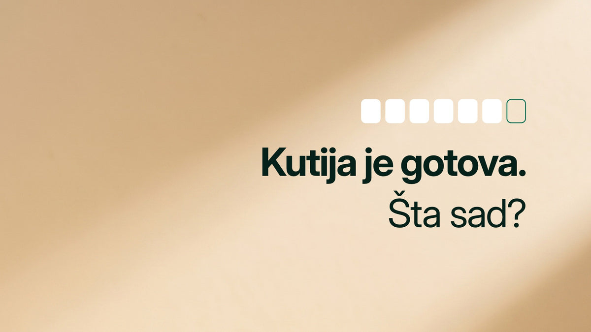 Tipografska naslovna slika na krem podlozi sa svetlom zdesna: red belih pločica kao dani u kalendaru, poslednja prazna, i natpis kutija je gotova, šta sad.